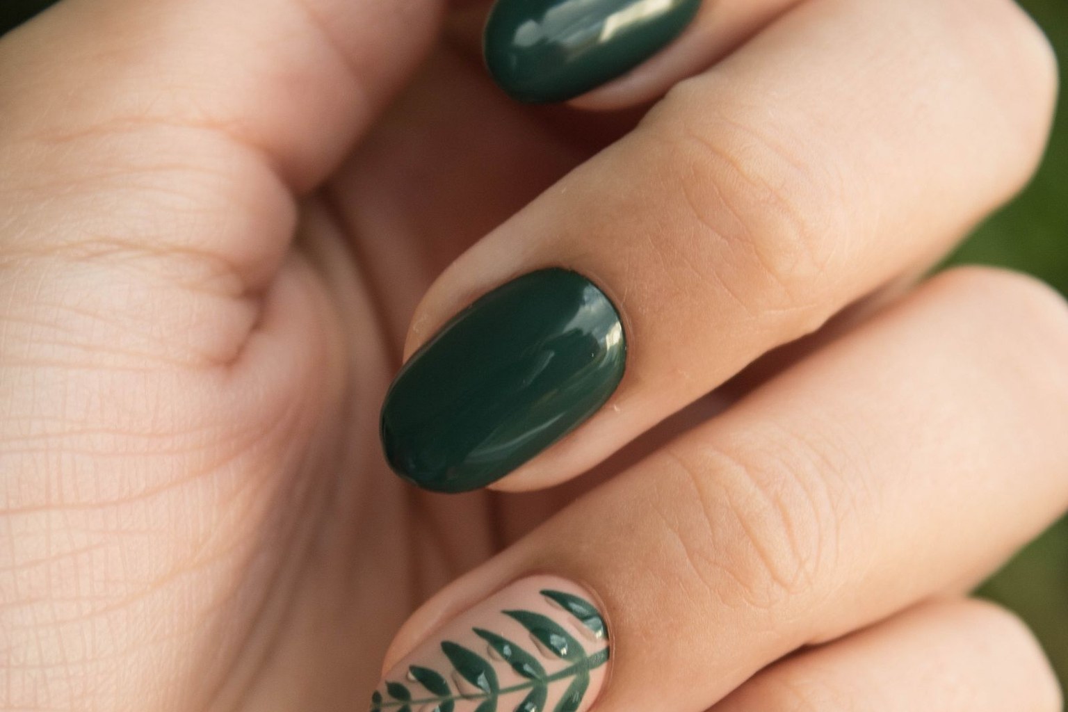 Manicure verde escura inspirada na tendência jade para o outono de 2026