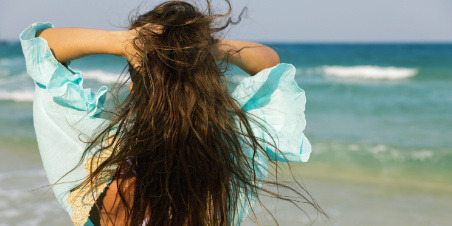 Guia Completo para Cuidados com o Cabelo no Verão: Como Proteger o Cabelo dos Danos Solares, Cloro e Sal