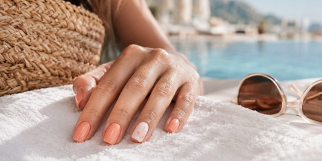 Unhas de Gel no Verão: Como Fazer a Manicure Durar Mais na Praia, Piscina e Férias